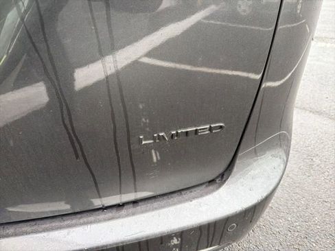 Used 2018 Chrysler Pacifica Limited w/ Tire & Wheel Group image 13