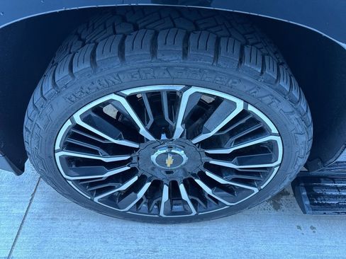 Used 2025 Chevrolet Suburban High Country image 22