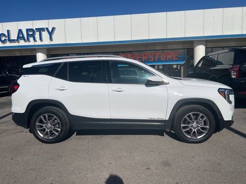 Used 2024 GMC Terrain SLT image 2