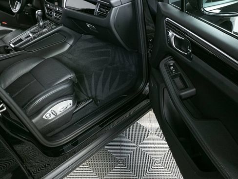 Certified 2020 Porsche Macan AWD/4WD image 26