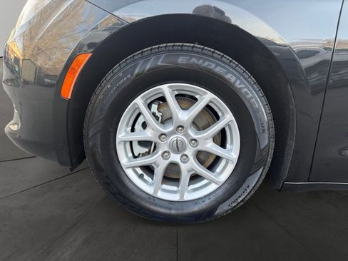Used 2022 Chrysler Voyager LX image 9