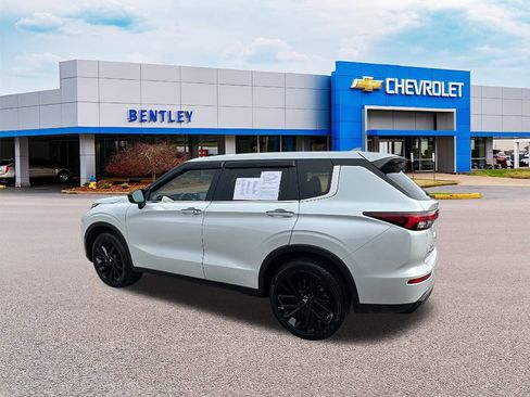 Used 2022 Mitsubishi Outlander SE image 3