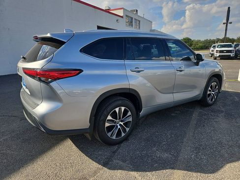 Used 2022 Toyota Highlander XLE image 11