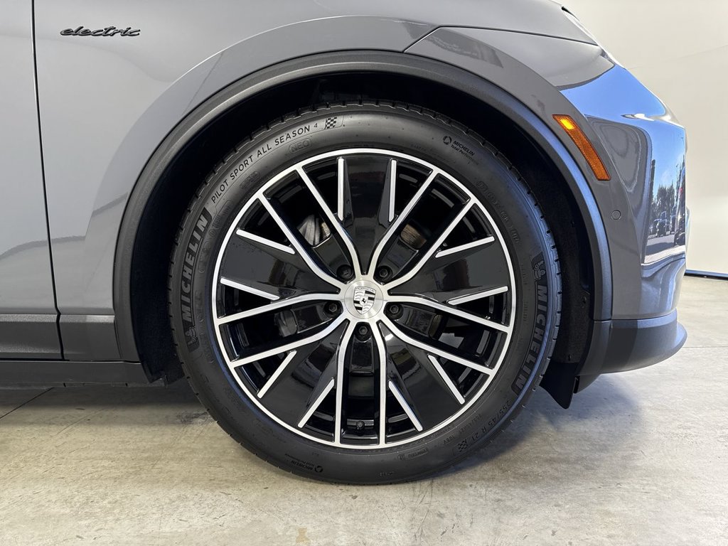 Certified 2025 Porsche Macan Electric RWD image 15