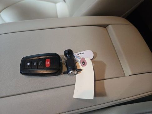 Used 2023 Toyota Highlander XLE image 23