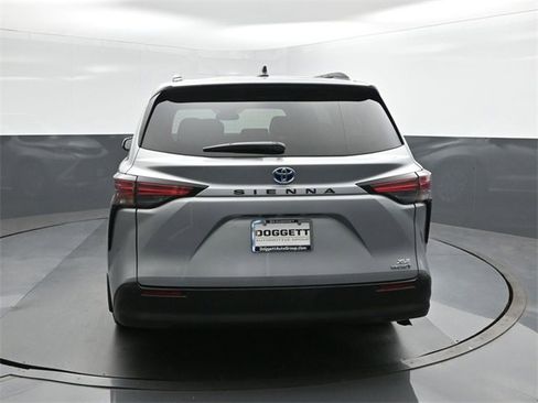Used 2022 Toyota Sienna XLE image 8
