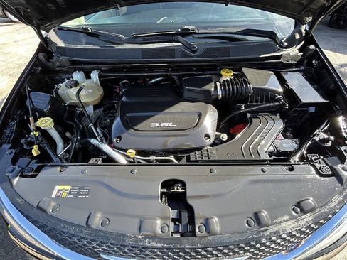 Used 2017 Chrysler Pacifica Touring-L Plus FWD image 16