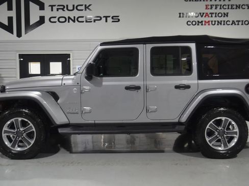 Used 2018 Jeep Wrangler Unlimited Sahara AWD/4WD image 4