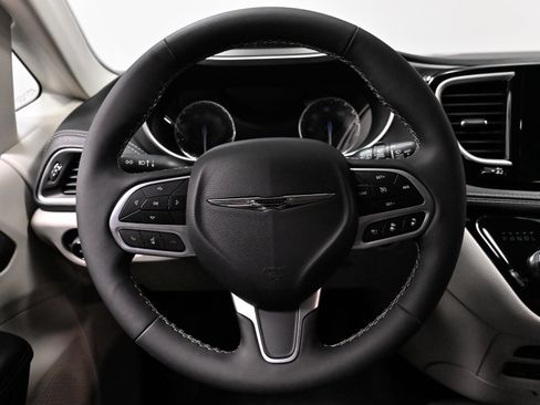 Used 2023 Chrysler Pacifica Touring-L w/ Uconnect Theater Family Group FWD image 40