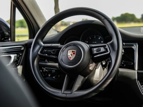 Used 2025 Porsche Macan AWD/4WD image 20