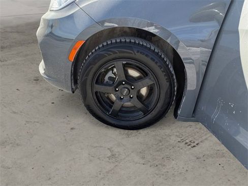 Used 2022 Chrysler Pacifica Touring-L image 14