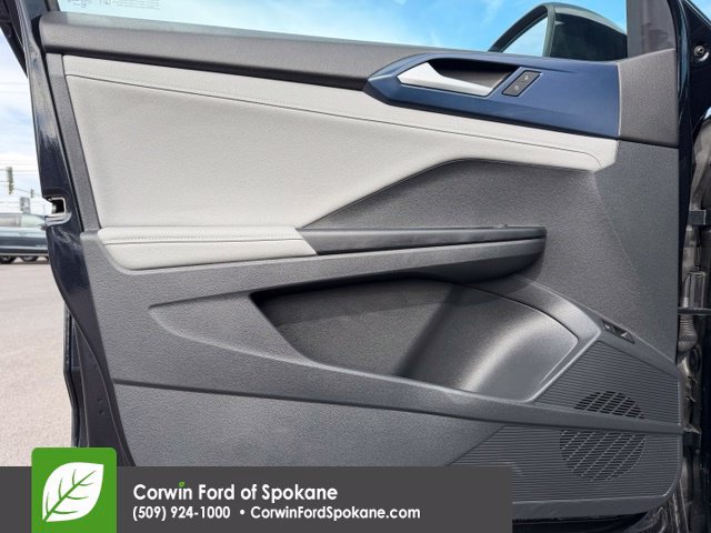 Used 2024 Volkswagen Taos SE w/ Panoramic Sunroof Package FWD image 19