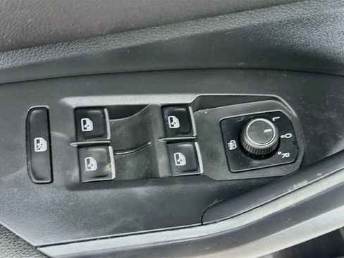Certified 2023 Volkswagen Jetta SE w/ Panoramic Sunroof Package FWD image 17