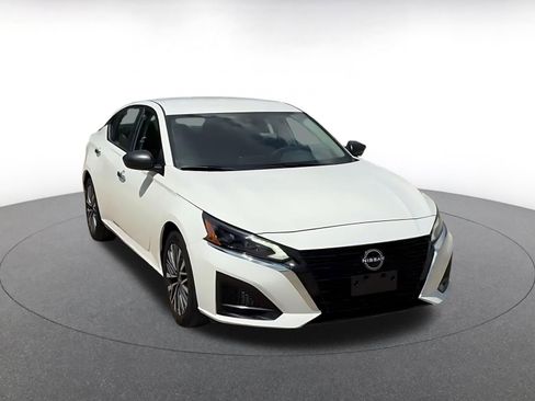 Used 2025 Nissan Altima 2.5 SV FWD image 3