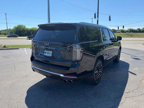 Used 2025 Chevrolet Suburban High Country AWD/4WD image 3