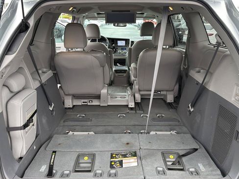 Used 2019 Toyota Sienna XLE Premium FWD image 31