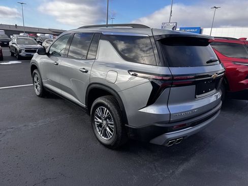 Used 2025 Chevrolet Traverse LT image 4