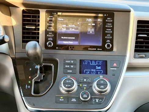 Used 2019 Toyota Sienna LE w/ Carpet Mat Package FWD image 30