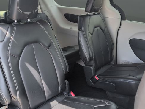 Used 2023 Chrysler Pacifica Touring-L FWD image 27