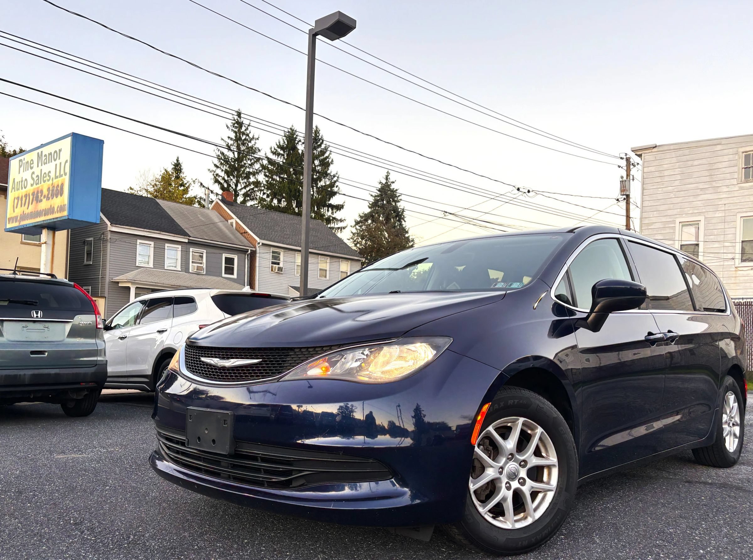 Used 2017 Chrysler Pacifica Touring FWD image 1