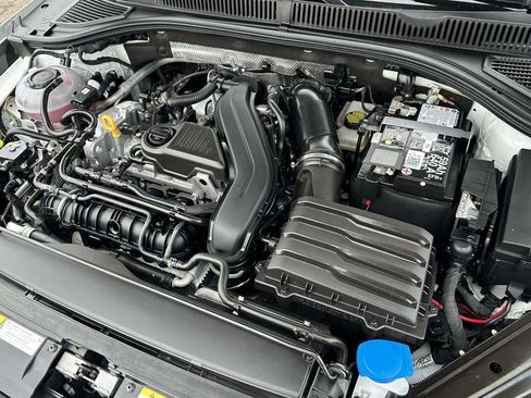 Certified 2025 Volkswagen Jetta SE w/ Sunroof Package image 10