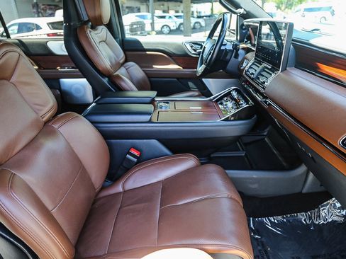 Used 2023 Lincoln Navigator Reserve AWD/4WD image 15