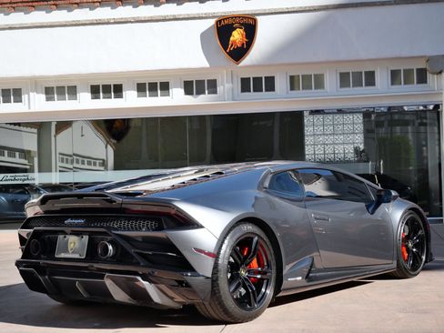 Used 2021 Lamborghini Huracan EVO image 3