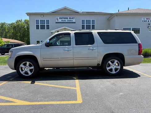 Used 2007 Chevrolet Suburban LTZ w/ LTZ Preferred Equipment Group AWD/4WD image 1