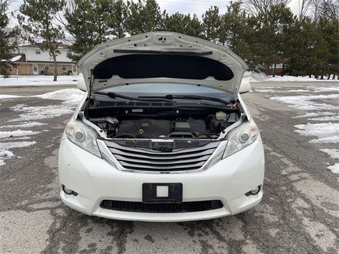 Used 2017 Toyota Sienna XLE image 10
