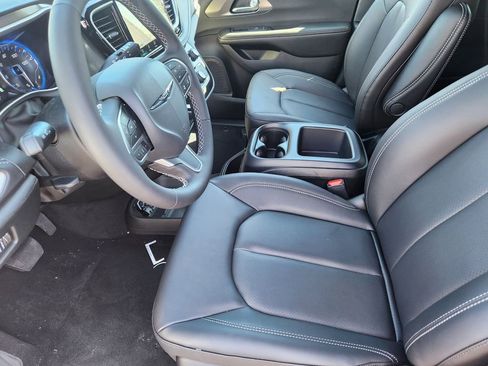 New 2026 Chrysler Pacifica Select AWD/4WD image 11
