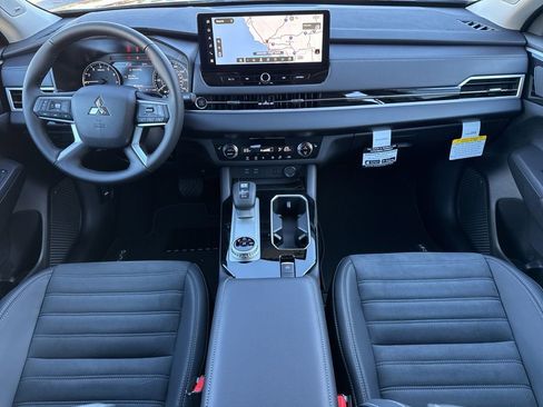 New 2025 Mitsubishi Outlander SE image 21
