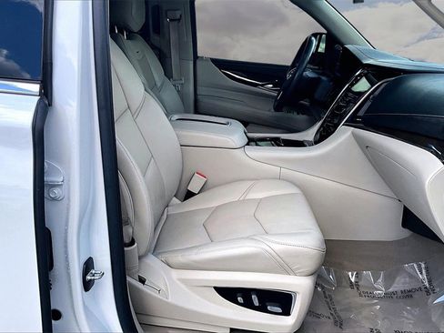 Used 2018 Cadillac Escalade Luxury image 30