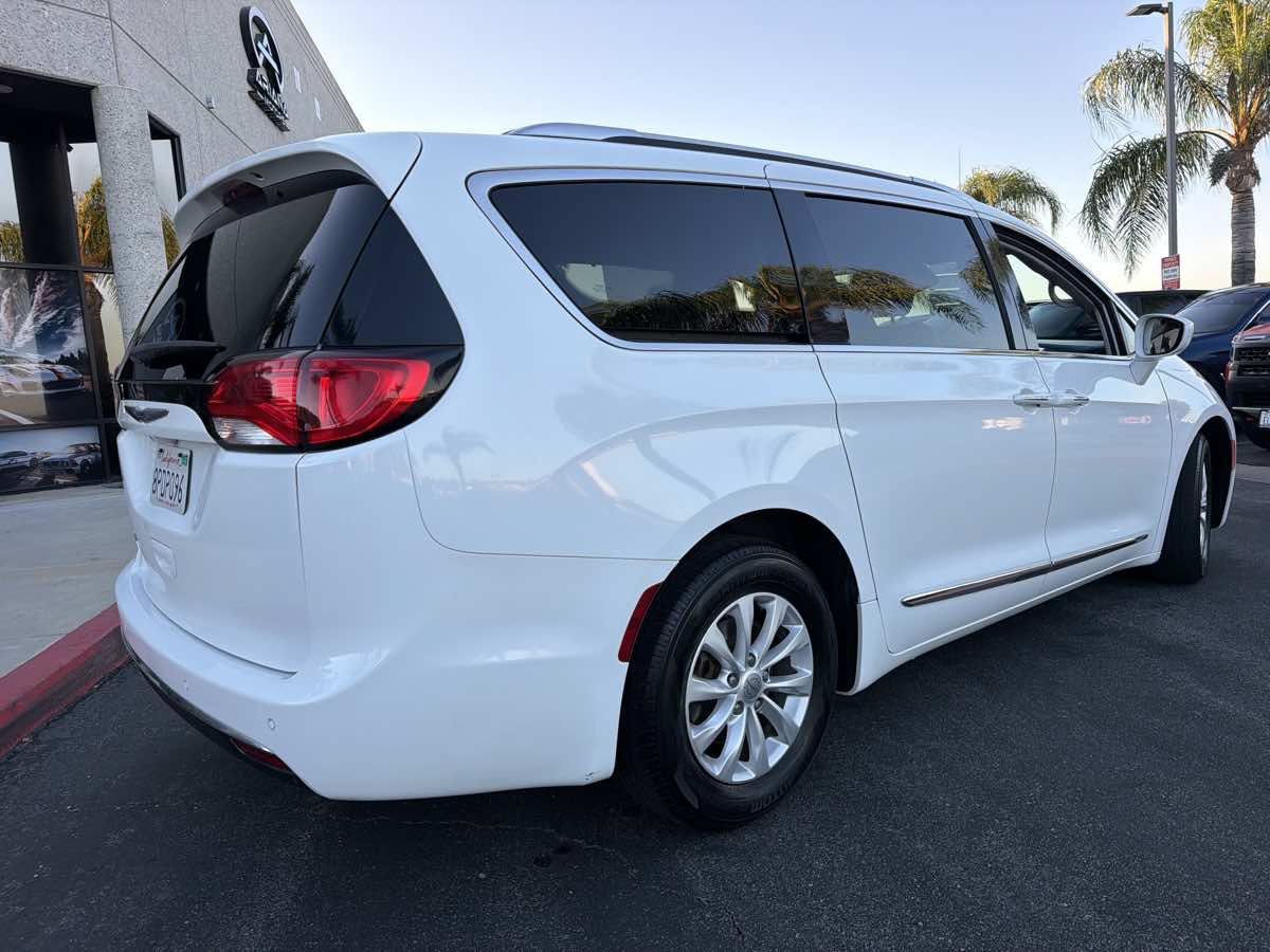 Used 2019 Chrysler Pacifica Touring-L FWD image 5