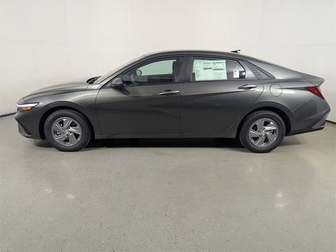 New 2025 Hyundai Elantra SE image 4