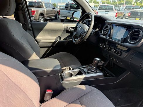 Used 2018 Toyota Tacoma TRD Off-Road AWD/4WD image 18