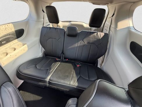 Used 2018 Chrysler Pacifica Limited w/ Tire & Wheel Group FWD image 17