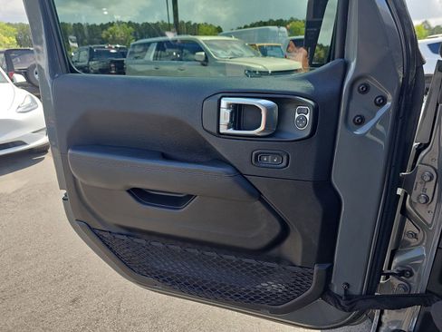 Used 2022 Jeep Wrangler Unlimited Rubicon AWD/4WD image 28