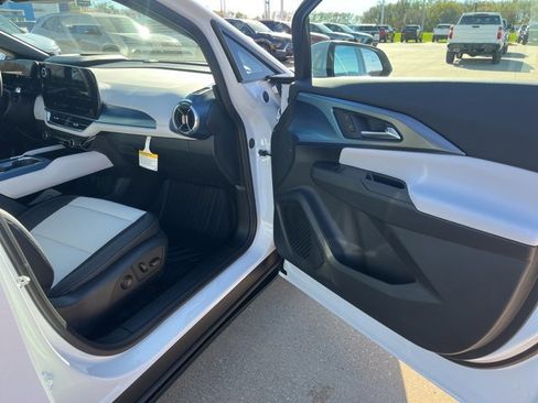 New 2026 Chevrolet Equinox EV LT image 48