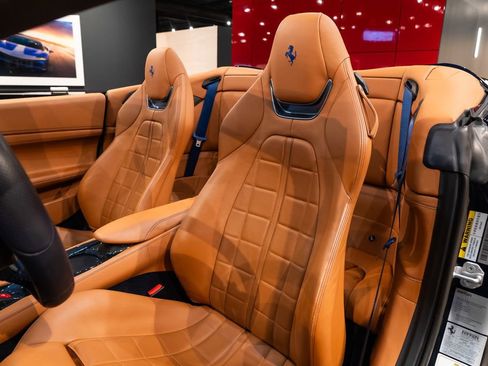 Used 2020 Ferrari Portofino image 4