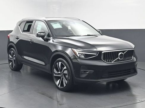 Used 2023 Volvo XC40 B5 Ultimate w/ Climate Package AWD/4WD image 3
