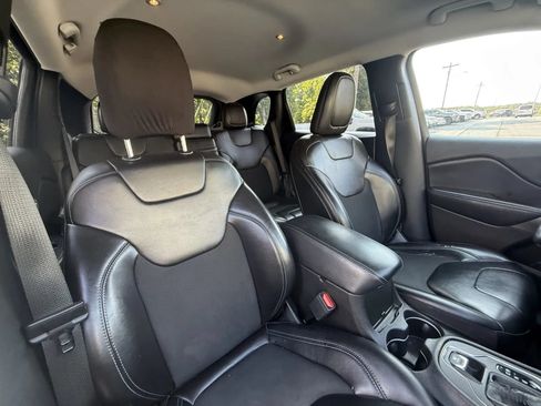 Used 2019 Jeep Cherokee Latitude Plus FWD image 12