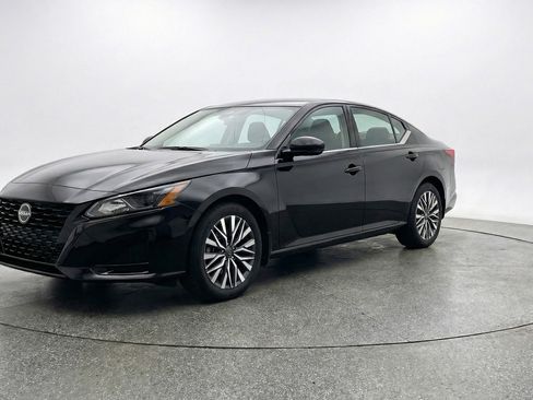 Used 2025 Nissan Altima 2.5 SV image 3