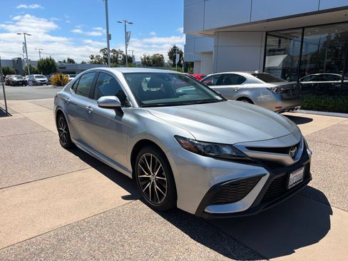 Used 2021 Toyota Camry SE FWD image 3