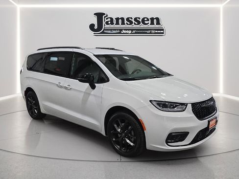 New 2026 Chrysler Pacifica Select w/ S Appearance Package image 6