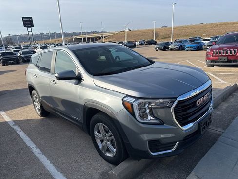 Used 2024 GMC Terrain SLE image 3