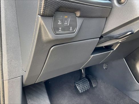 Used 2025 Volkswagen Atlas SE FWD image 28