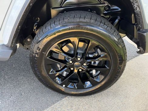 Used 2025 Jeep Wrangler Unlimited Sahara image 13