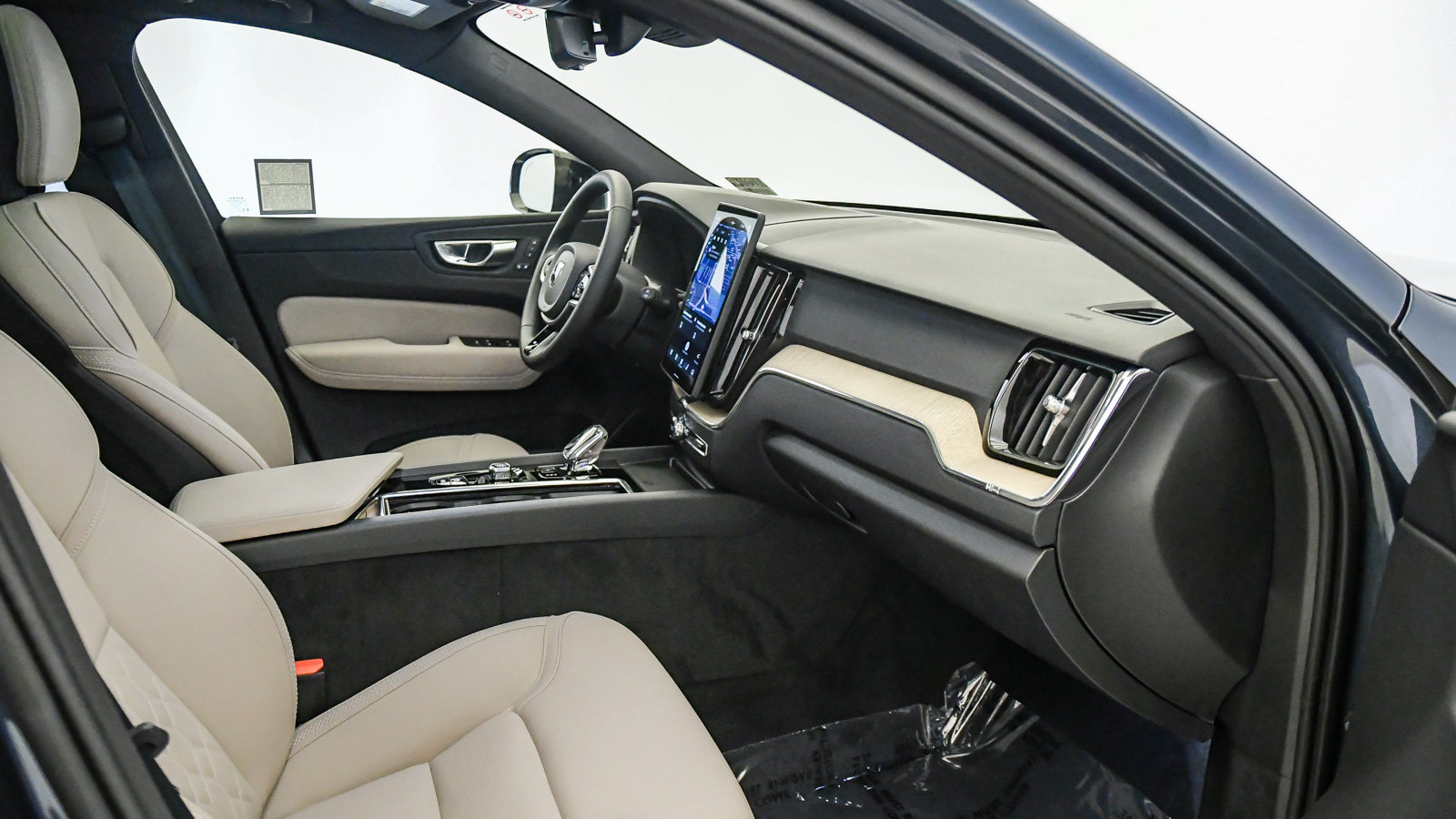 Certified 2026 Volvo XC60 B5 Plus AWD/4WD image 15