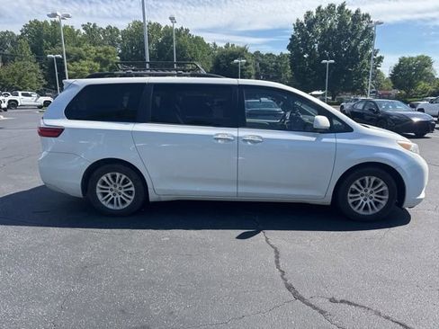 Used 2015 Toyota Sienna XLE Premium FWD image 2