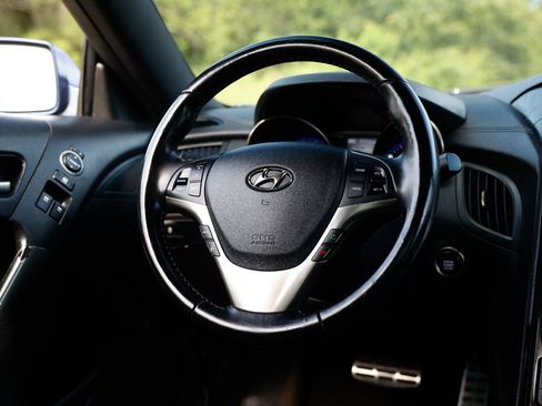 Used 2016 Hyundai Genesis Coupe 3.8 RWD image 23